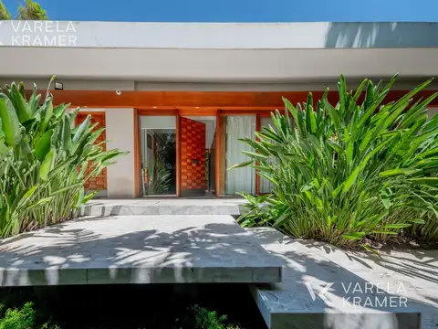 Casa 13 ambientes con 5 baños