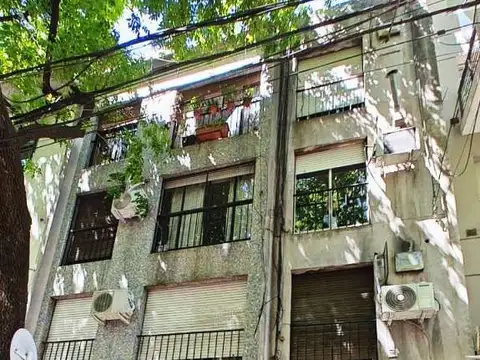 1 amb. - 2° por escalera - luminoso.-