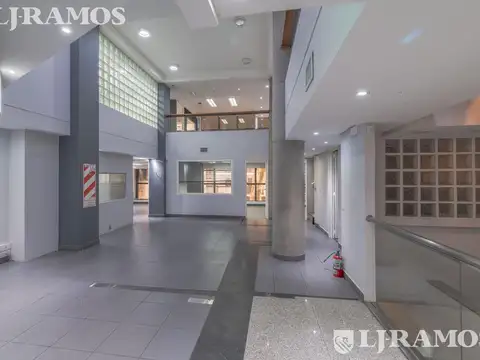 Oficina en Alquiler con 6 cocheras