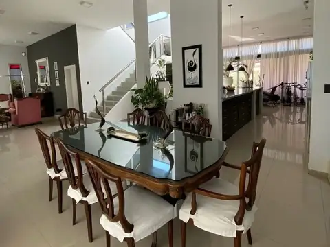 Casa en Venta con 3 cocheras