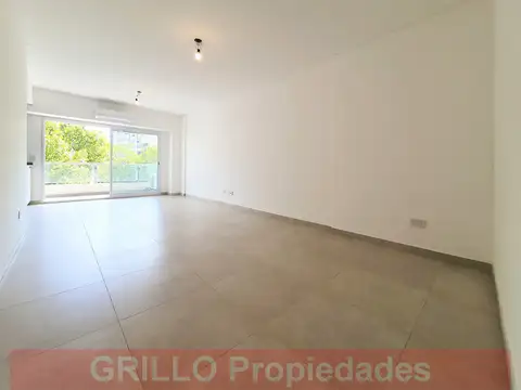 Av. Olivera 58. Departamento monoambiente divisible. Balcón. Al frente.