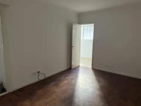 Departamento de 3 ambientes contrafrente, con lavadero, exc. ubicación!