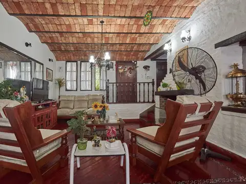 CASA DE ESTILO 5 AMB. BALCÓN GARAJE PATIO PISCINA