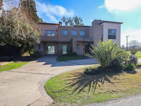 Venta Casa 6 ambientes con 4 cocheras en Conutry El Paraiso Guernica