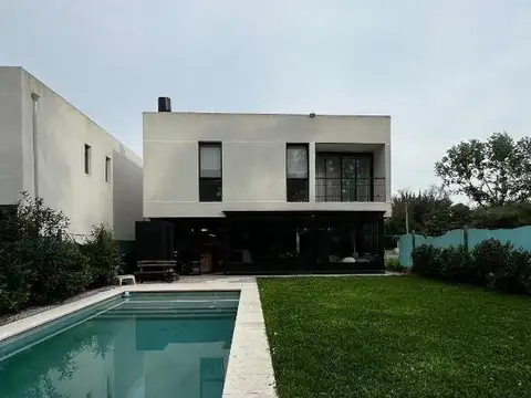 Casa en solares de zapiola barrio cerrado moreno