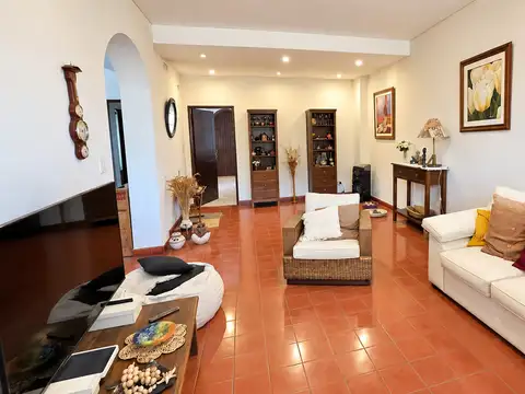 Casa 8 ambientes con 4 baños