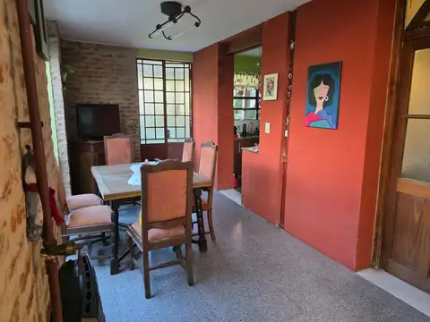 Casa 5 ambientes - fondo con pileta quincho parrilla  y cochera para 2 autos en Saavedra