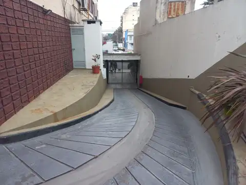 Cochera cubierta en Venta en edificio residencial en Villa Luro