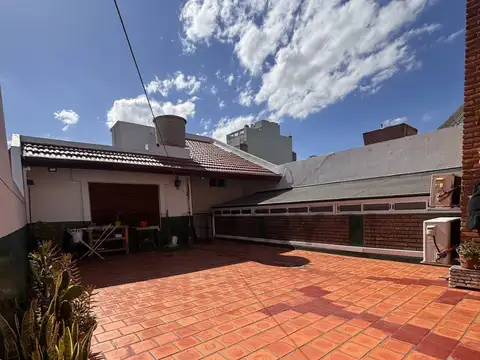 Casa 5 Amb. c/ Terraza y Cochera y local Comercial- Villa del Parque
