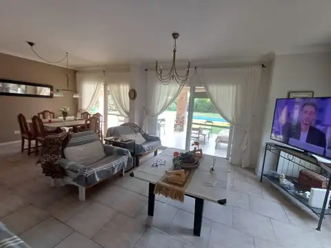 Casa 6 ambientes con 4 baños