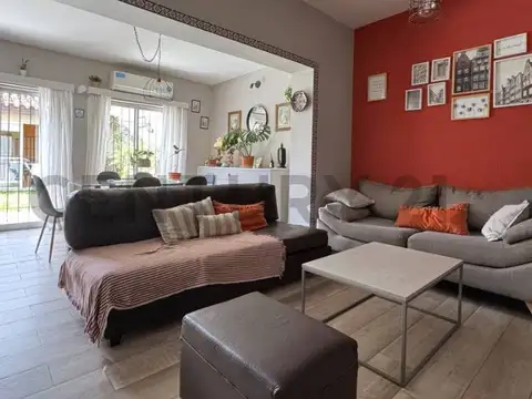 VENTA DE CASA 4 AMBIENTES EN CASTELAR NORTE