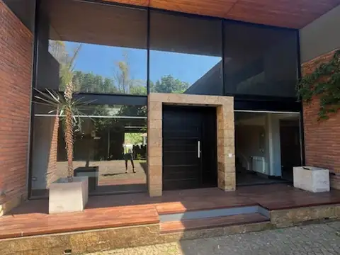 Casa 7 ambientes con 5 baños