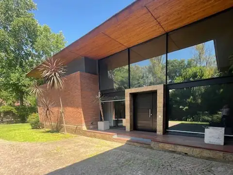 Casa en Venta con 3 cocheras