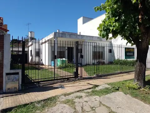 Casa de 4 ambientes con lote libre y entrada p/ auto en alquiler | Berazategui
