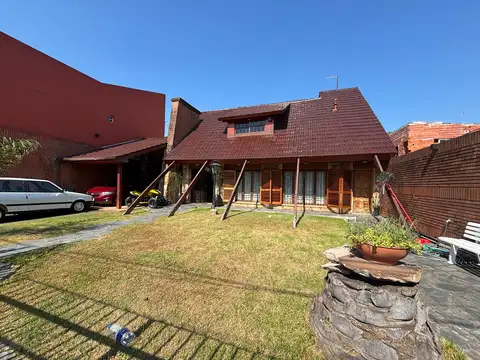 Notable Chalet de 2 plantas a 150 mts. de Av. Vergara - Hurlingham