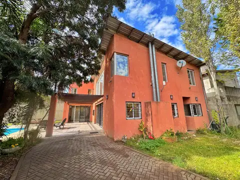 Casa 8 ambientes con 2 baños