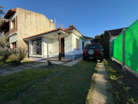 ALQUILER Casa 2 dormitorios, parque quincho con parilla y cochera C.Centenario e/471 y 472 City Bell
