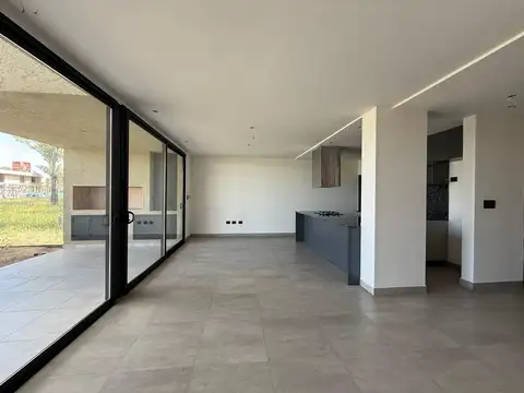 Casa 9 ambientes con 3 baños