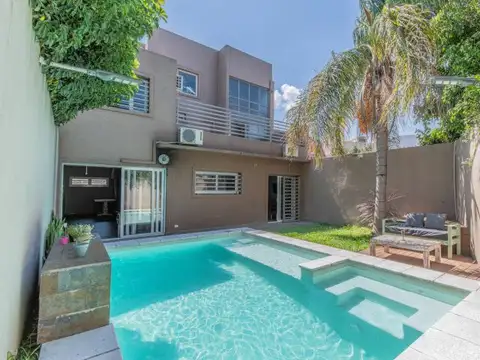 VENTA CASA 6 AMBIENTES CON COCHERA, PATIO Y PISCINA CLIMATIZADA EN RAMOS MEJÍA