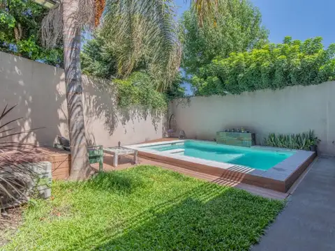 VENTA CASA 6 AMBIENTES CON COCHERA, PATIO Y PISCINA CLIMATIZADA EN RAMOS MEJÍA