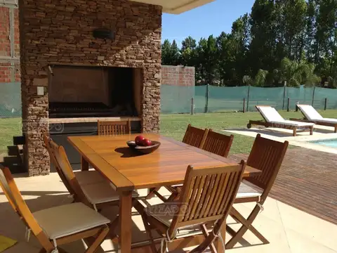 Casa en Alquiler con 2 cocheras