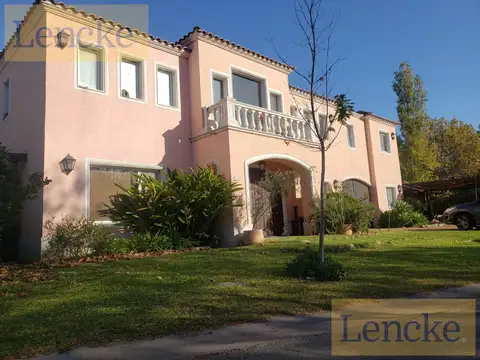 Casa a la laguna con vistas unicas, 4 dormitorios, pileta, gran parque