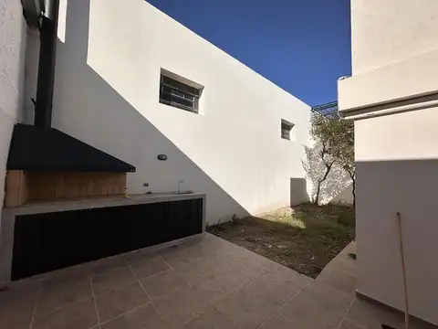 Casa en Alquiler con 2 cocheras