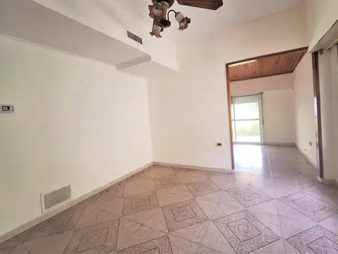 Casa venta con fondo y cochera. Tolosa, La Plata