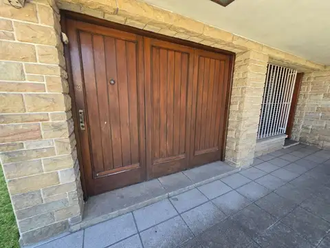 Casa 8 Amb. Venta. Burzaco centro. Garage 2 autos