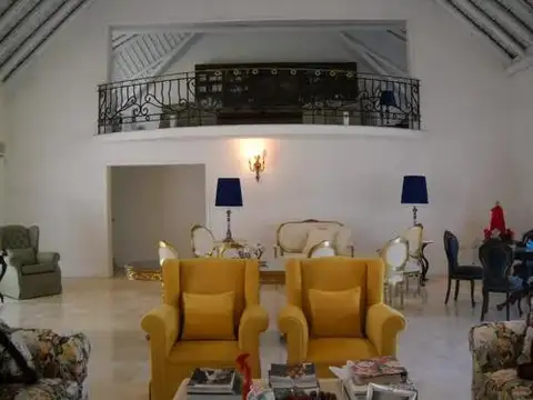 Casa 9 ambientes con 5 baños