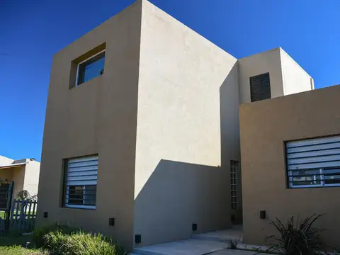 Casa 5 ambientes con 1 baño