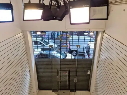 Local de 2 plantas + entrepiso / a metros de Av. Avellaneda