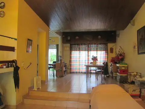 CASA 4 DORMITORIOS, LIVING COMEDOR, 3 BAÑOS, GARAGE, JARDIN AL FONDO C/PARRILLA - TERRAZA