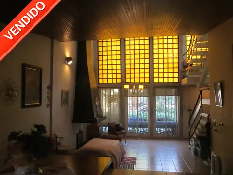 CASA 4 DORMITORIOS, LIVING COMEDOR, 3 BAÑOS, GARAGE, JARDIN AL FONDO C/PARRILLA - TERRAZA