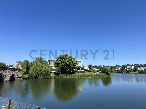 CASA AL LAGO DE 4 DORMITORIOS MUY LUMINOSA.