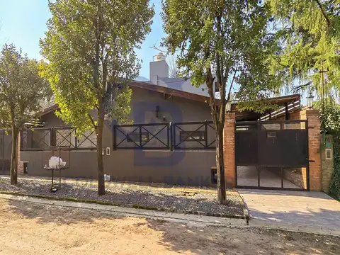 VENTA CASA 5 AMBIENTES CON JARDIN Y PILETA