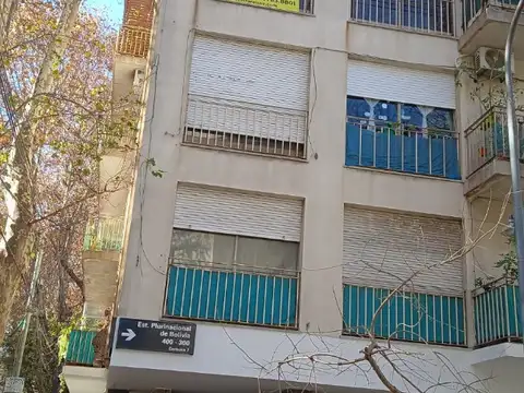 Semipiso 4 ambientes con balcones al frente.