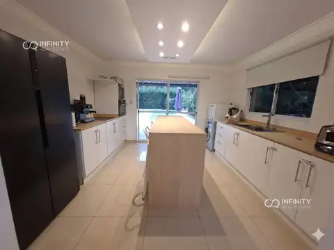 Casa en Venta con 3 cocheras