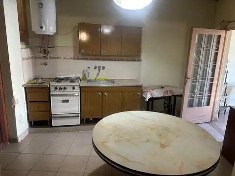 CASA EN VENTA CALLE 48 E/ 33 Y REP. DE CHILE- MERCEDES (B)