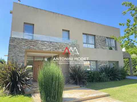 Casa en Venta con 2 cocheras