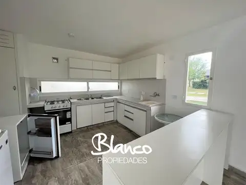 Casa en Alquiler con 2 cocheras
