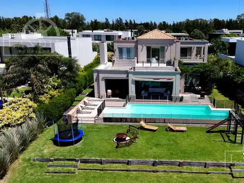 Casa en Venta en Albanueva, USD 1.600.000