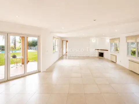 Casa en Venta con 10 cocheras