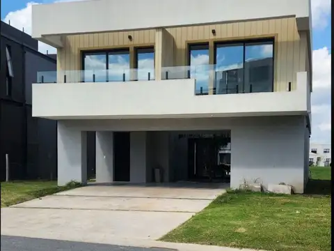 Casa en Alquiler con 2 cocheras