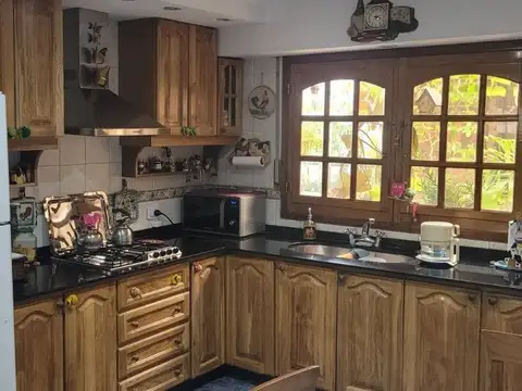 Casa 5 ambientes con 2 baños