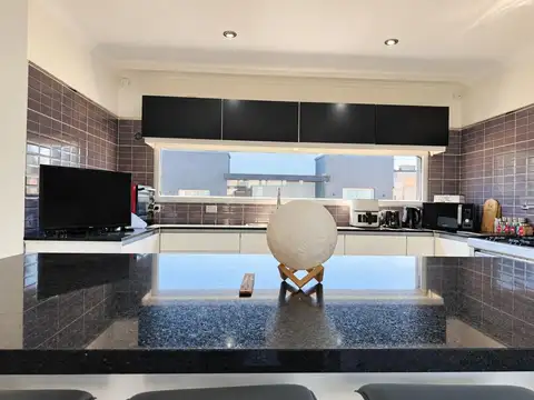 CASA EN DOS PLANTAS C/PILETA CASUARINAS PREMIUM