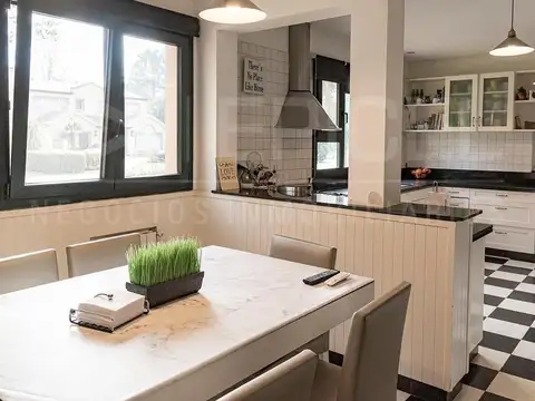 Casa en Venta con 2 cocheras