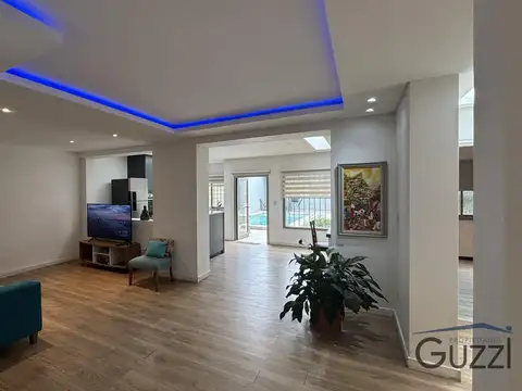 MODERNA CASA A LA VENTA 5 AMBIENTES EN VILLA ADELINA. CON JARDÍN, PISCINA Y QUINCHO. APTO CREDITO