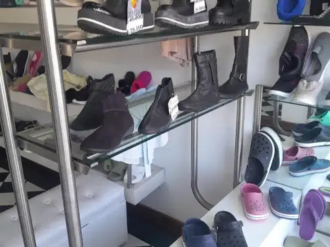 Local a metros de la estación de Villa Adelina.