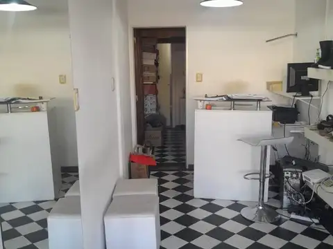 Local a metros de la estación de Villa Adelina.